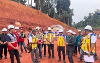 Reses di Kapuas Hulu, Lasarus Menyusuri Jalan yang Menembus Batas