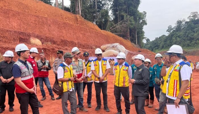 Reses di Kapuas Hulu, Lasarus Menyusuri Jalan yang Menembus Batas