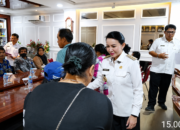 Bupati Landak Salurkan Bantuan untuk Korban Bencana dan Warga Miskin, Karolin: Pemerintah Harus Hadir Saat Warga Tertimpa Musibah