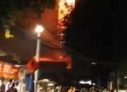Gedung Bapenda DKI Jakarta Dilalap Api, 100 Personel Damkar Berjibaku Jinakkan Kobaran