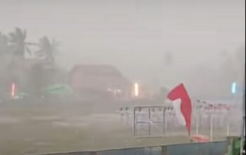 Tiang Bendera Tumbang Diterjang Badai, Paskibra Menyuke Tetap Bertugas