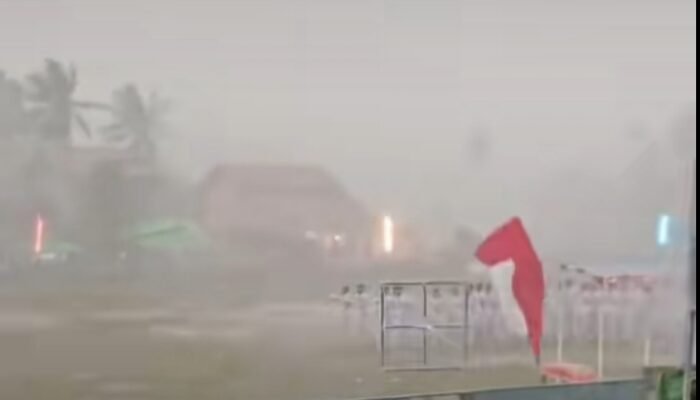Tiang Bendera Tumbang Diterjang Badai, Paskibra Menyuke Tetap Bertugas