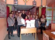 Polisi Kawal Penyaluran 3,6 Ton Beras untuk 365 Keluarga di Mempawah Hulu