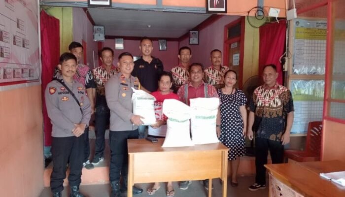 Polisi Kawal Penyaluran 3,6 Ton Beras untuk 365 Keluarga di Mempawah Hulu