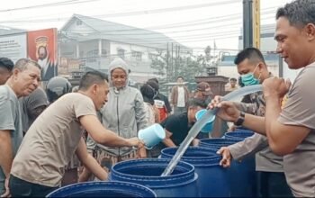 Kapolsek Pontianak Utara Salurkan Air Bersih, Warga Terbantu Hadapi Kemarau