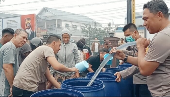Kapolsek Pontianak Utara Salurkan Air Bersih, Warga Terbantu Hadapi Kemarau