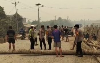 Warga Teluk Bakung Tutup Jalan, Debu Proyek Penimbunan Picu Protes
