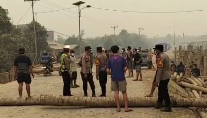 Warga Teluk Bakung Tutup Jalan, Debu Proyek Penimbunan Picu Protes